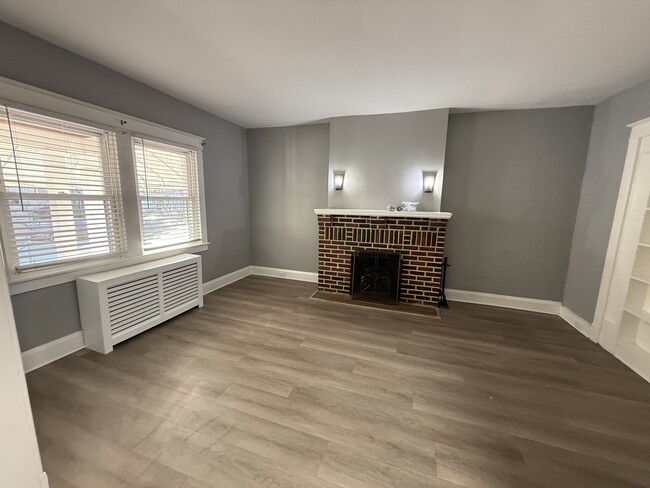 living room with plenty natural light - 606 N Woodington Rd