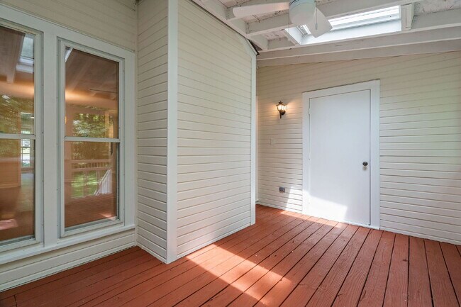 Building Photo - Stylish & Fully Updated 2-Bedroom Townhous...