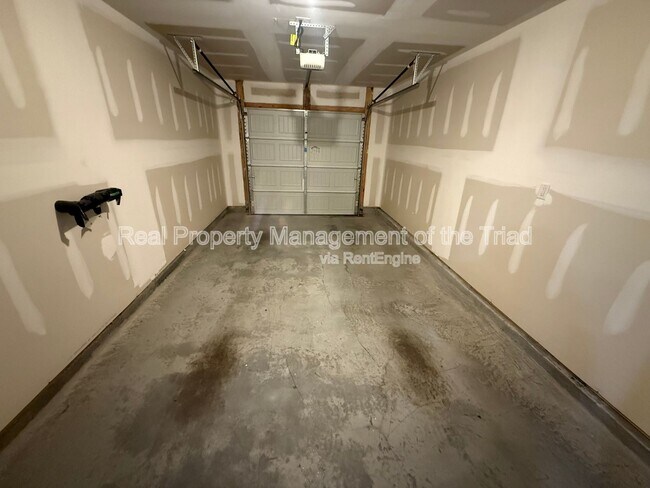 Building Photo - 3918 Vershire Ave