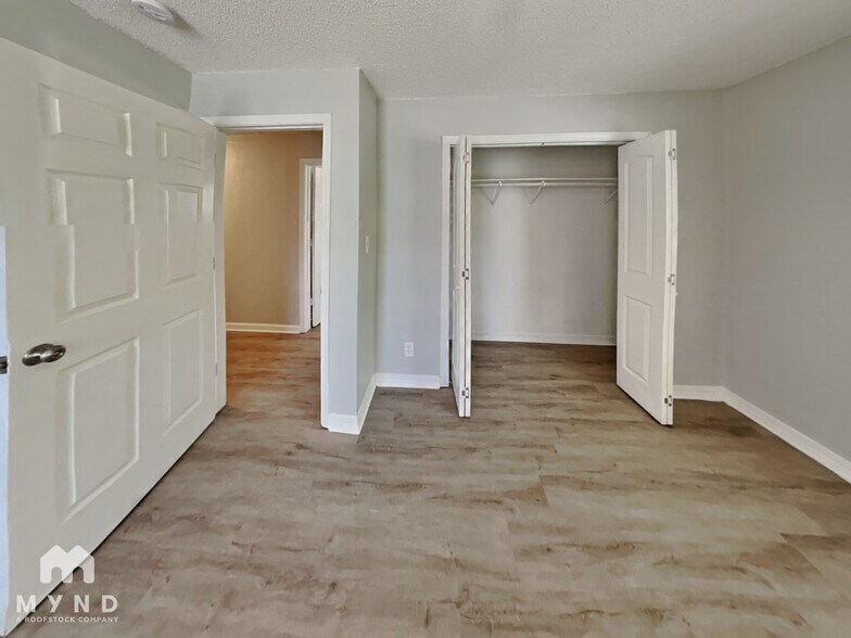 Building Photo - 1729 E Red Bird Ln