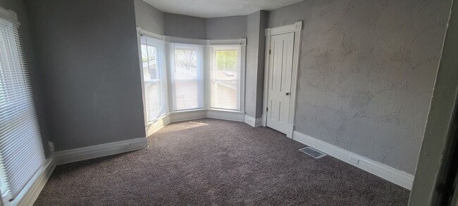 Building Photo - Charming 3BR/2Bath in Moline