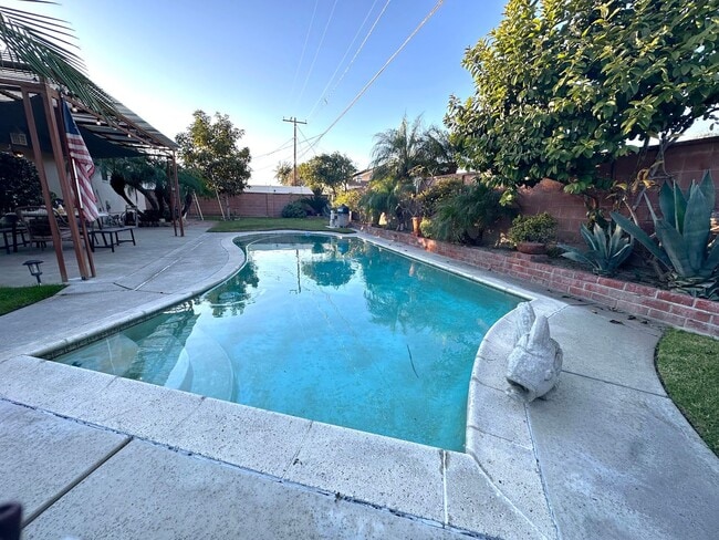 Building Photo - Beautiful 4 Bed / 3 Bath Home in Garden Grove For Rent