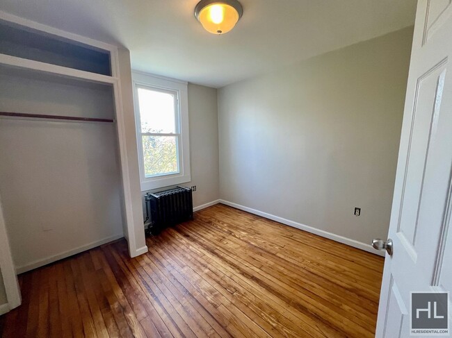 Building Photo - Top Floor 3BR 1BA w/ Laundry & Private Gar...