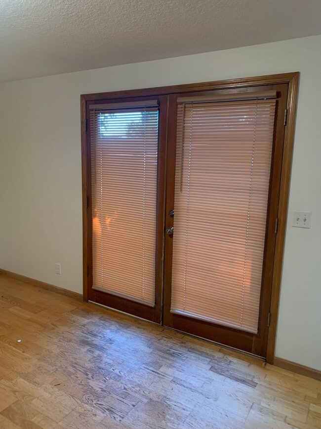 Building Photo - Beautiful 3 Bedroom Home with Garage, Yard...
