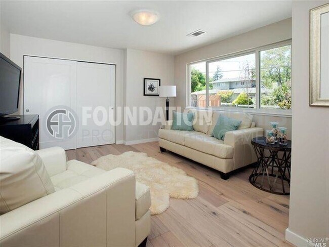 Building Photo - Remodeled 4BD/2BA in Prime Tiburon Locatio...