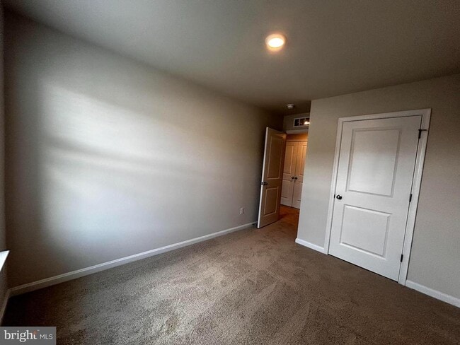 Building Photo - 118 Willett Holw St