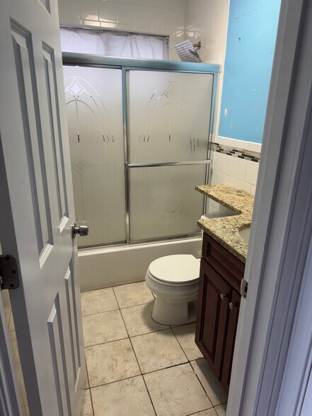 Building Photo - 16 Shrewsbury Green Dr