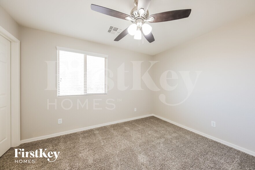 Building Photo - 11028 E Silver Springs Ave