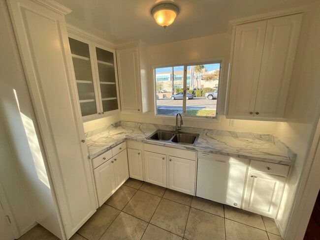 Building Photo - Central Ventura Home with Large Yard!