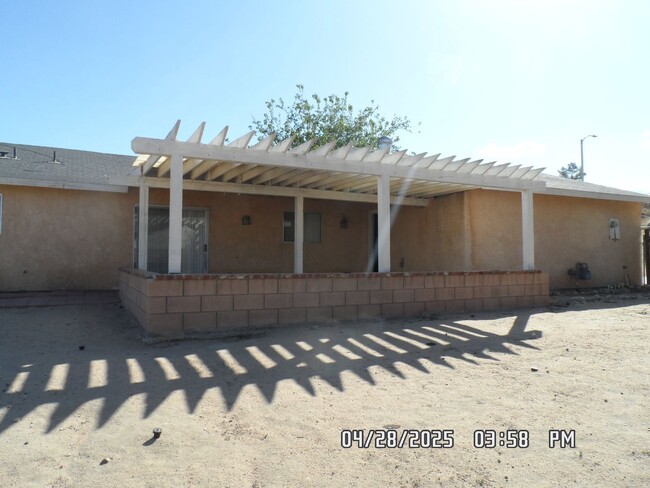 Building Photo - 3 Bedrooms, 2 Bathroom, Large Fully Fenced...