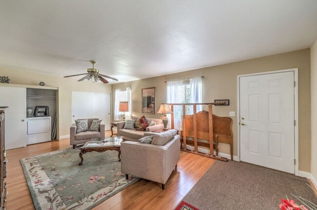 Building Photo - 1 Bedroom Casita with Pool Access!
