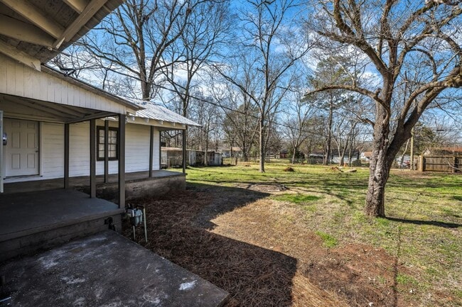 Building Photo - Spacious 4-Bedroom Beauty in Sylacauga – Huge Deck, Carport & Tons of Charm!