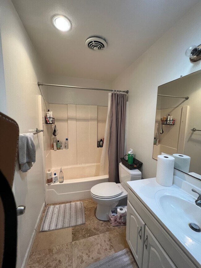 Building Photo - Rarely Available Private 5 Bed 3 Bath House w/ 2 Masters