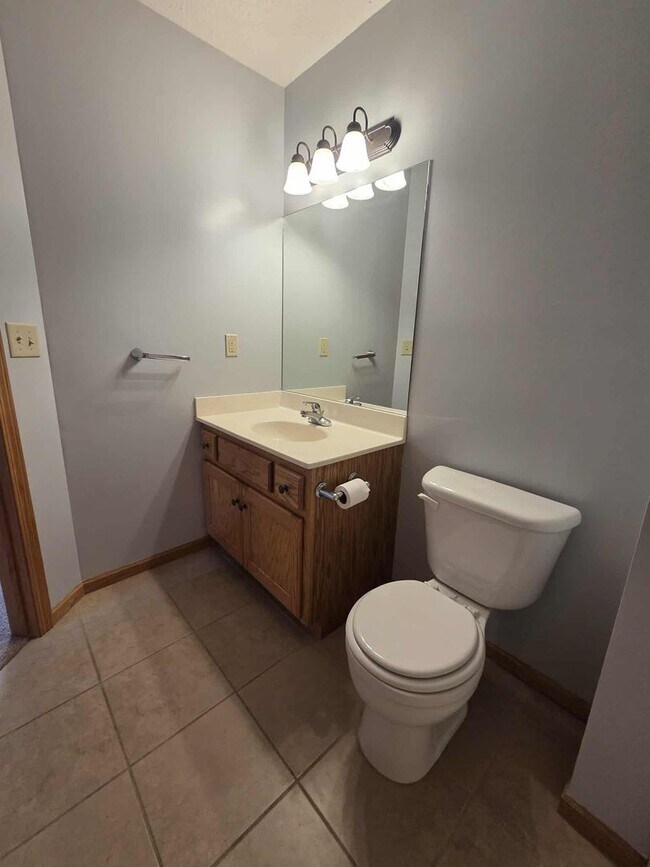 Building Photo - Spacious Town House!!