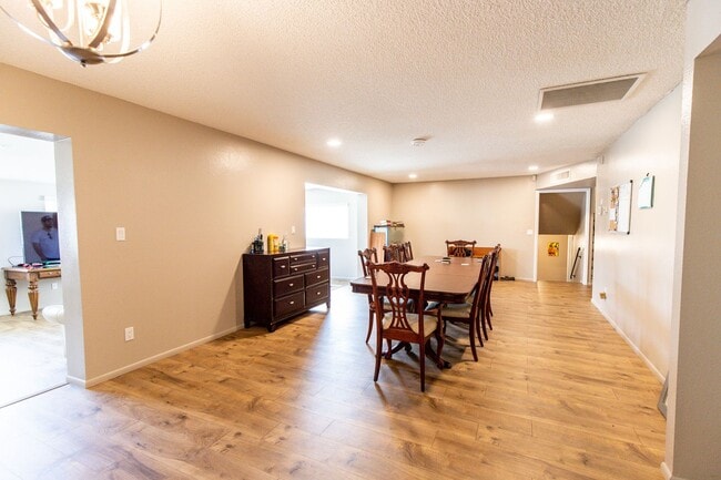 Building Photo - 6 Bedroom 3.5 Bathroom Tri-Level Home In Tempe close to ASU