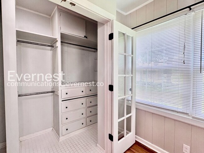 Building Photo - Charming 2-Bed/2 bath Bungalow with Modern Amenities and Ideal Location / Pet-Friendly / Availabl...
