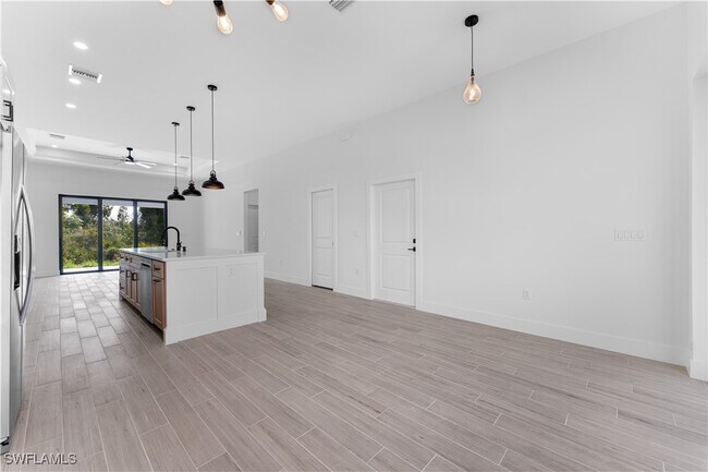 Building Photo - 348 Pyramid Ave