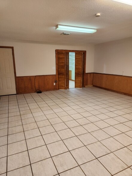 K, L, D, door to garage, louvre doors to huge closet - 5212 Bertsville Rd