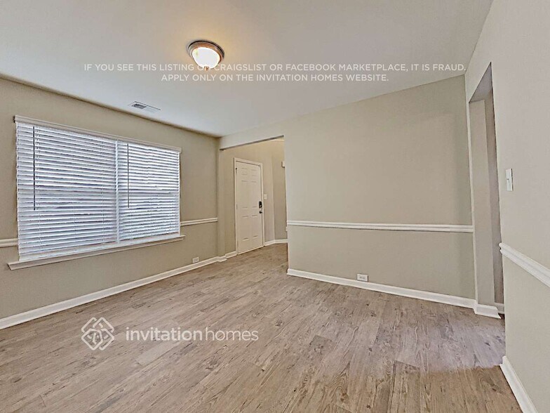 Building Photo - 925 Donington Cir SE