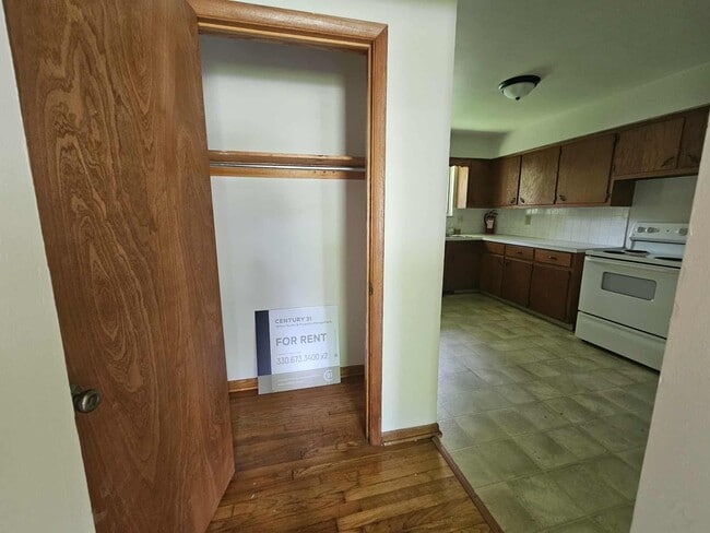 Building Photo - 2 Bedroom 1 Bath Duplex Kent Ohio 44240