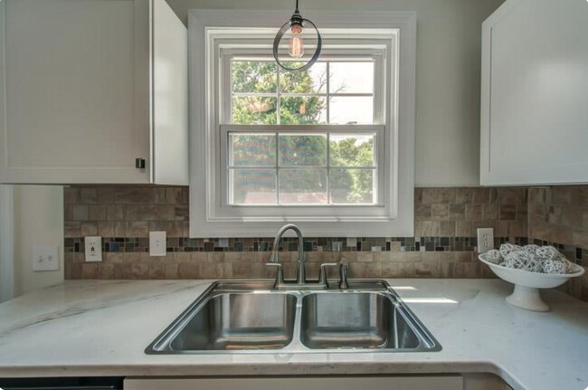 Building Photo - 2 bd/ 1bth w/ heated storage shed/studio, fenced yard