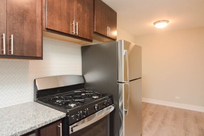 Building Photo - 533 W Surf St