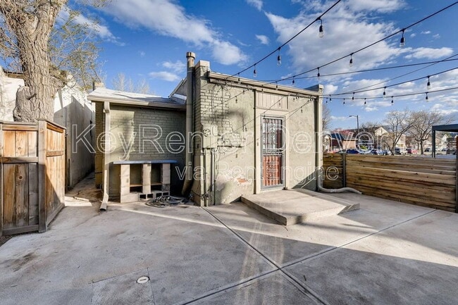 Building Photo - 3341 Lawrence St