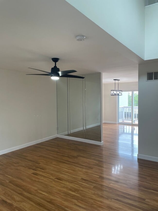 Building Photo - Beautiful 2 Bed, 1.5 Bath Townhome on the Edge of the Desirable Hill Neighborhood Available for Rent