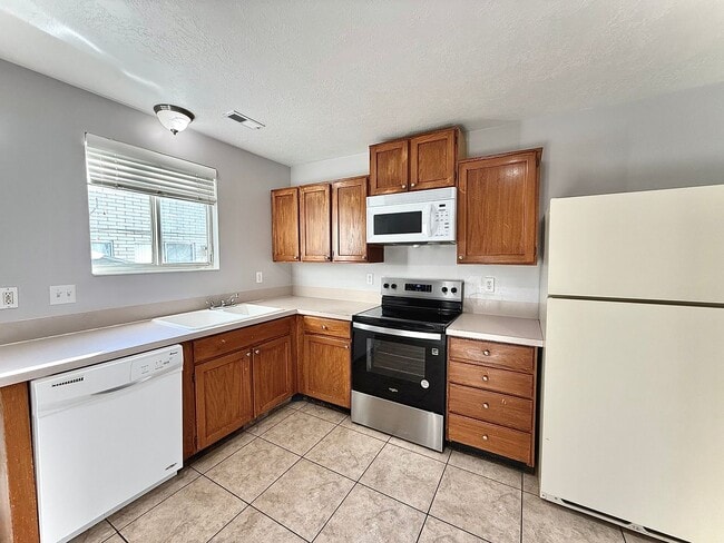 Building Photo - 3 Bedroom Townhome Available March 1