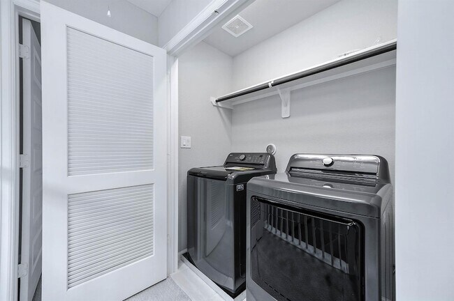 Building Photo - 2022 Groveland Glen Dr