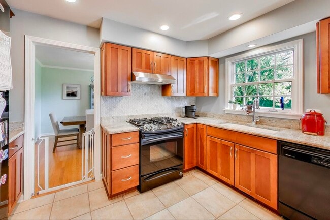 Building Photo - 21301 N Woodland Ave