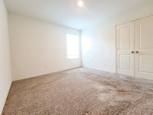 Building Photo - Modern & Spacious 3BR/2BA Home with Covere...