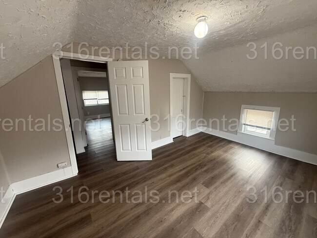 Building Photo - $945- 3 bed 1 bath home - Single Family Home