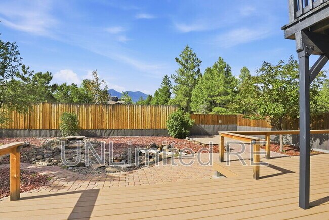 Building Photo - 2700 W Lynette Dr