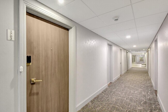 Building Photo - 300 Bayview Dr