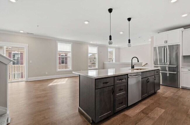 Building Photo - Luxury Townhome with Elevator and Rooftop Terrace