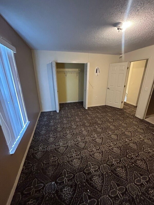 Building Photo - 271 Hart Ln