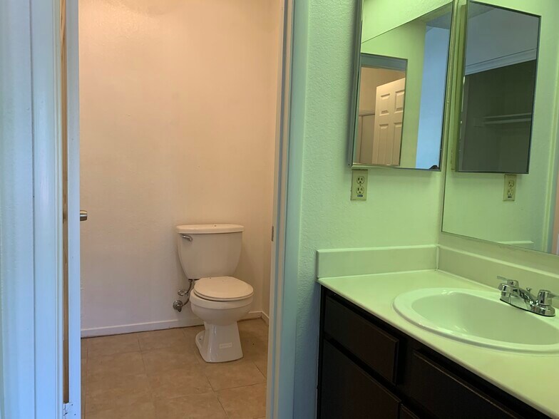 Building Photo - 2448 Pickwick Dr