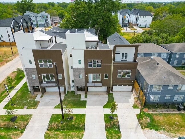 Building Photo - 2909 Nagle St