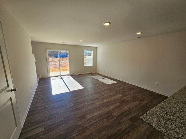 Building Photo - Like New Townhome in the heart of Newton