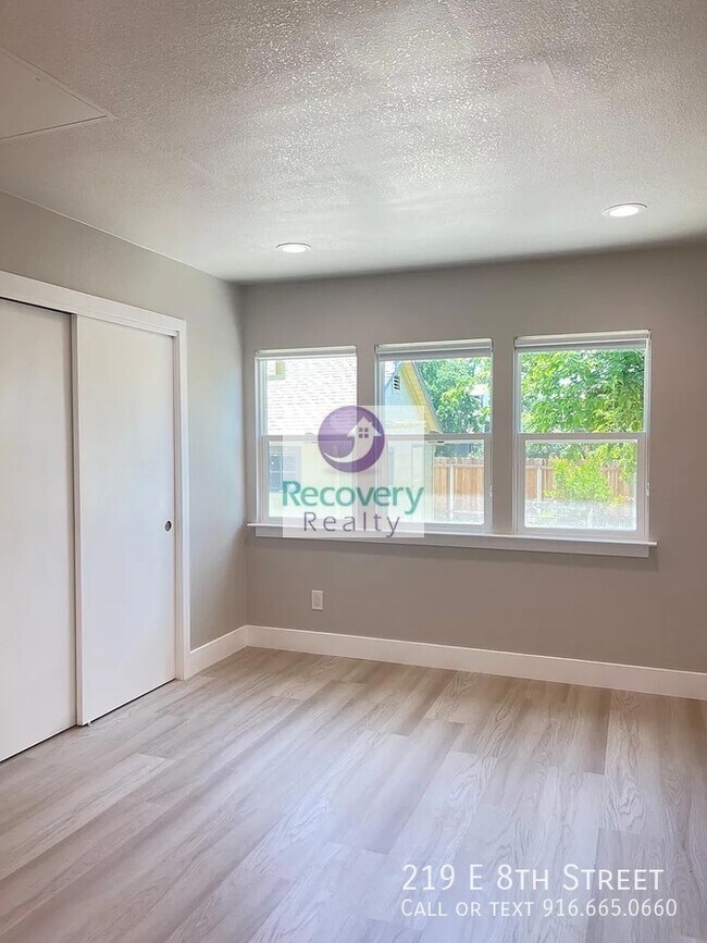 Building Photo - 219 E 8th St