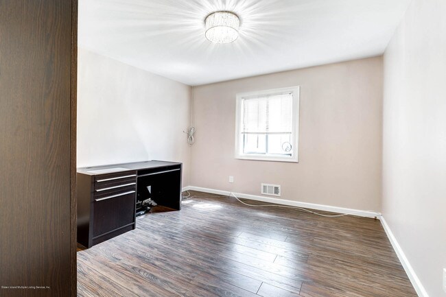 Building Photo - 291 Tanglewood Dr