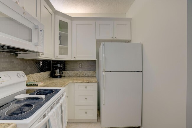 Building Photo - 200 Uno Lago Dr