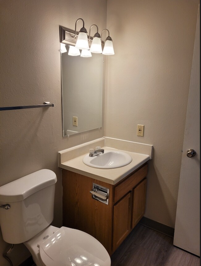 Building Photo - Spacious 1 Bedroom