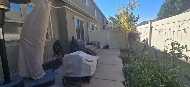 Building Photo - Beautiful 3 Bed 3.5 Bath in Riverton!!
