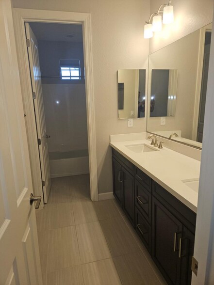 Building Photo - 4362 S Gardenia Dr