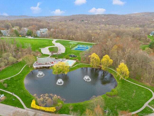 Building Photo - 702 Somerset Knoll