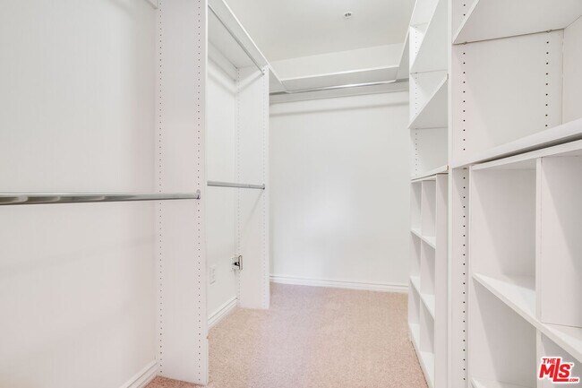 Building Photo - 3328 Oakhurst Ave