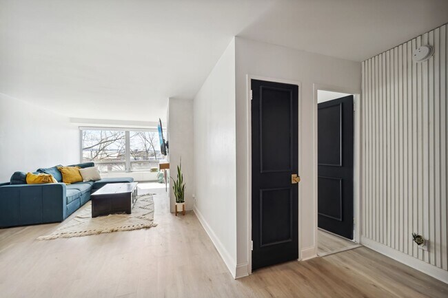 Building Photo - Stunning 1 BR/1 BA Condo in Southwest Wate...