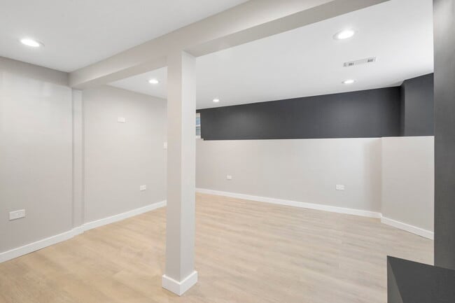 Building Photo - 6129 N Ravenswood Ave